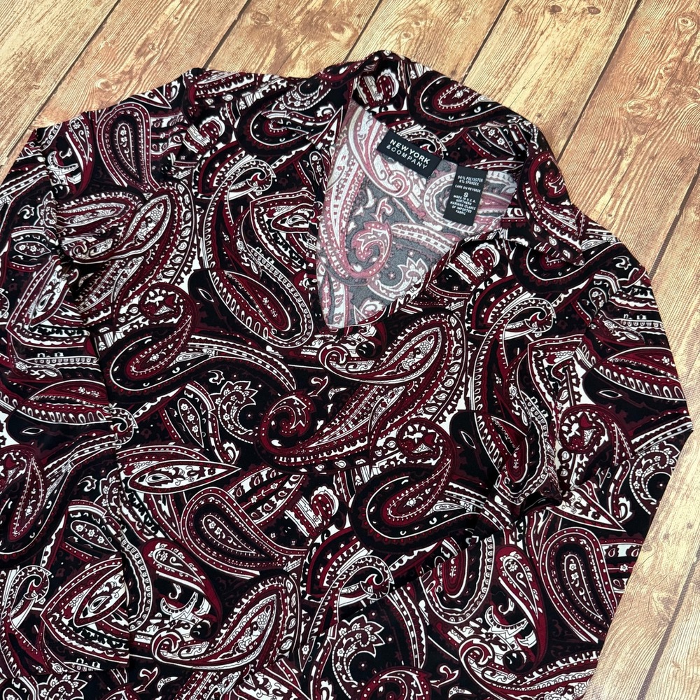 New York & Company Paisley V Neck Top Womens Small Burgundy Stretch Pullover